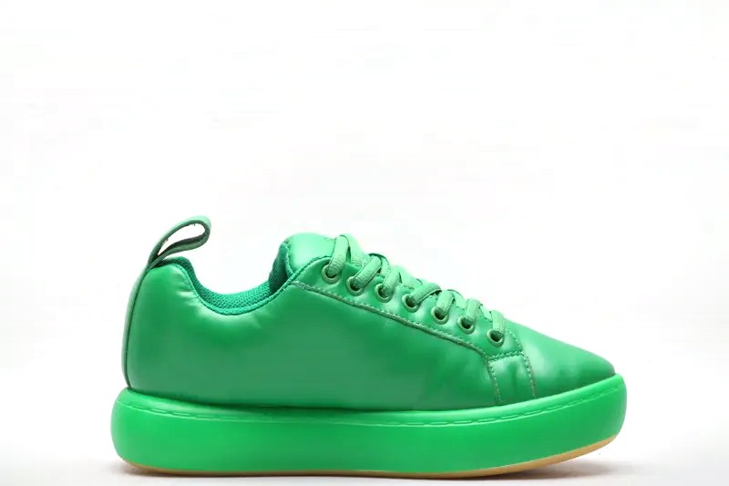 Bottega Veneta Pillow Padded Leather Lace-Up Sneaker – Iconic Parakeet Green - Imagen 2