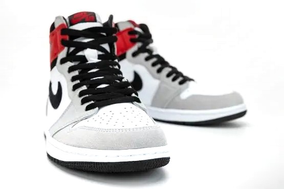 NIKE AIR JORDAN 1 RETRO HIGH SMOKE GREY RED - Imagen 3