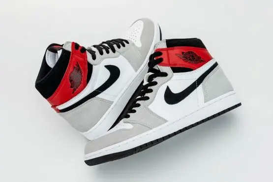 NIKE AIR JORDAN 1 RETRO HIGH SMOKE GREY RED - Imagen 4